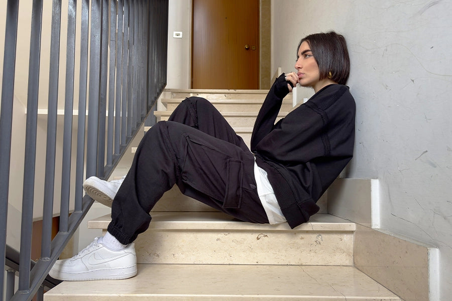 Primo piano delle tasche a filetto e della coulisse con punte termosaldate dei cargo sweatpants Empyrom