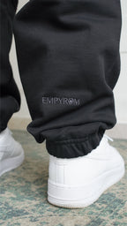 Primo piano delle tasche a filetto e della coulisse con punte termosaldate dei cargo sweatpants Empyrom
