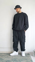 Inquadratura a figura intera dei cargo sweatpants oversize unisex a vita media Empyrom
