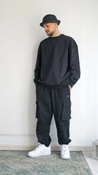 Inquadratura a figura intera dei cargo sweatpants oversize unisex a vita media Empyrom