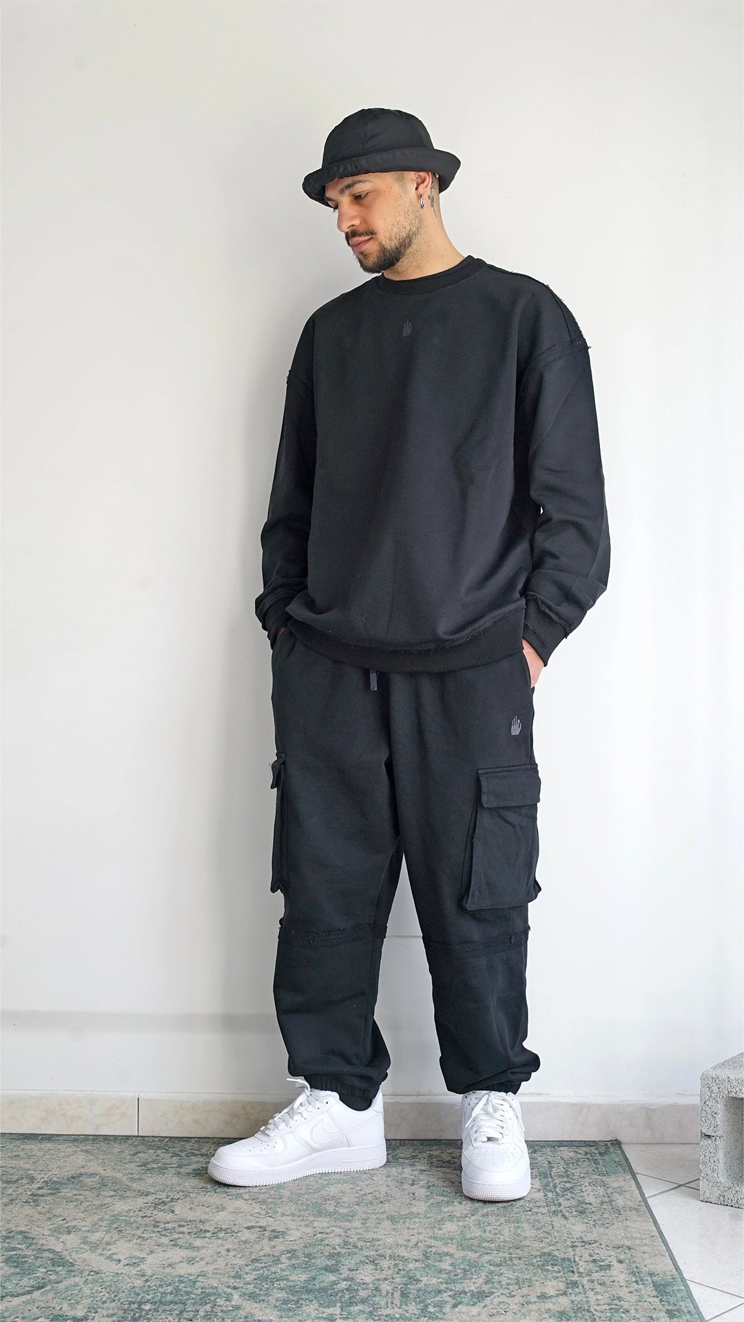 Inquadratura a figura intera dei cargo sweatpants oversize unisex a vita media Empyrom