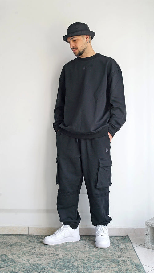 Inquadratura a figura intera dei cargo sweatpants oversize unisex a vita media Empyrom