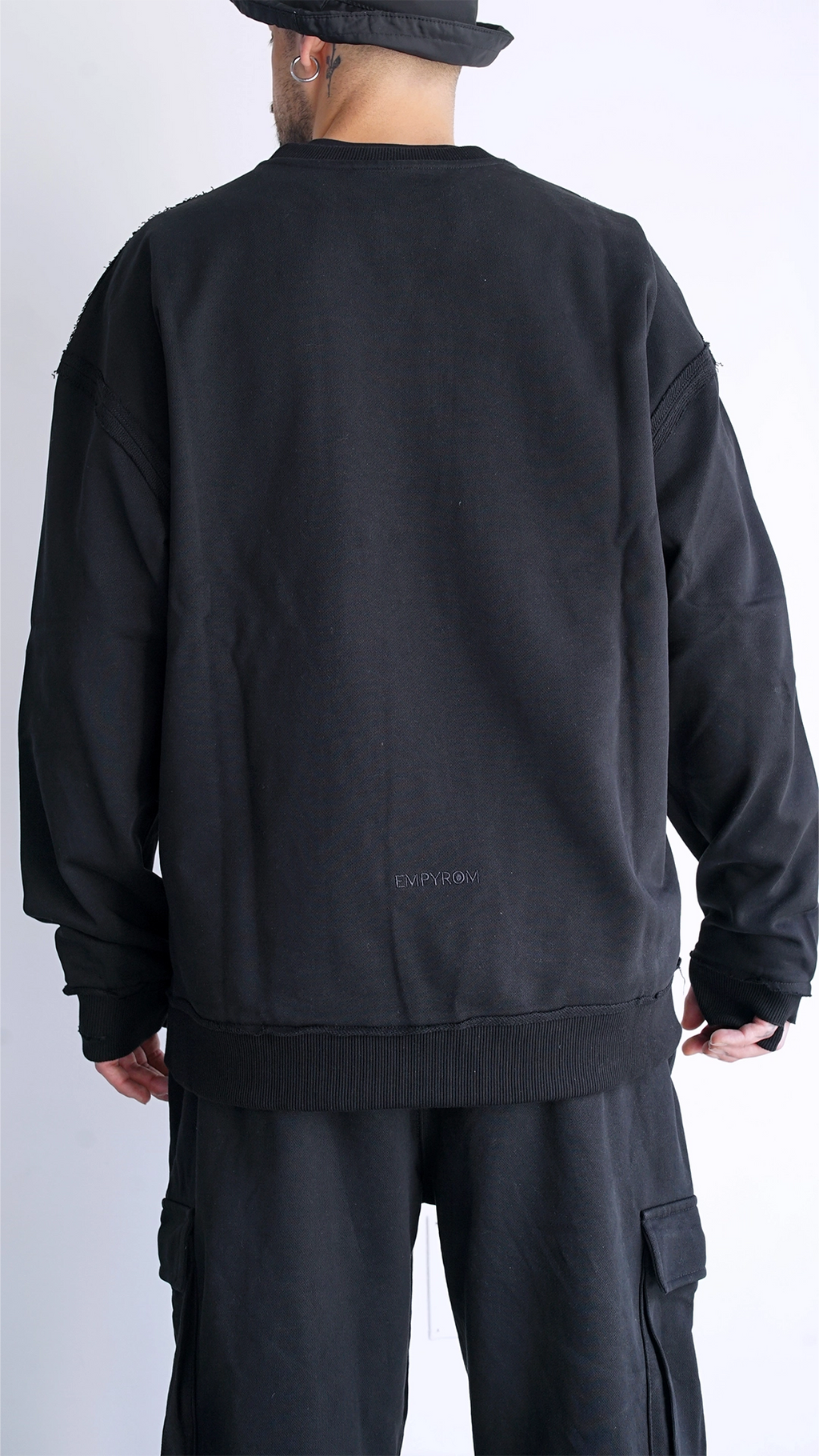 Inquadratura frontale della felpa girocollo oversize nera unisex in cotone pesante Empyrom