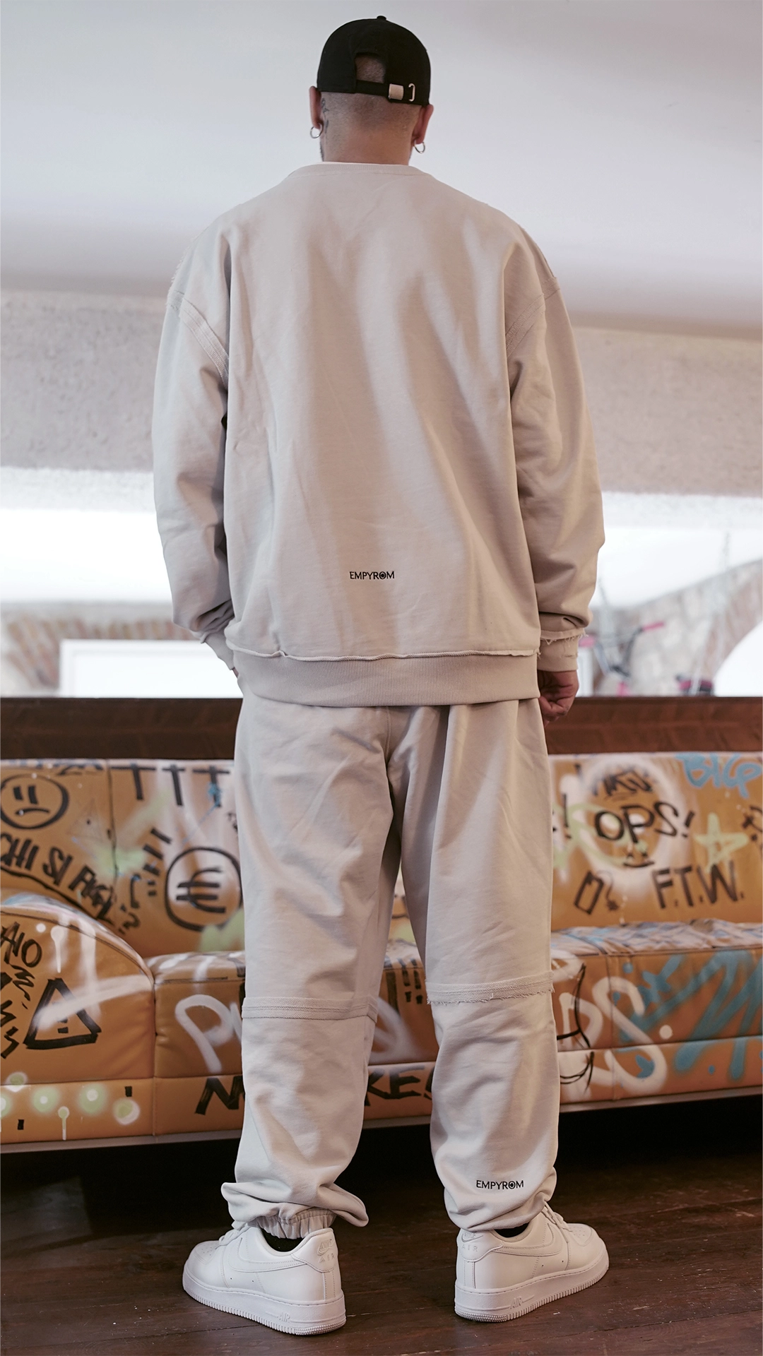 Felpa grigia oversize girocollo con spalle calate e logo ricamato nero Empyrom