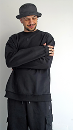 Inquadratura frontale della felpa girocollo oversize nera unisex in cotone pesante Empyrom