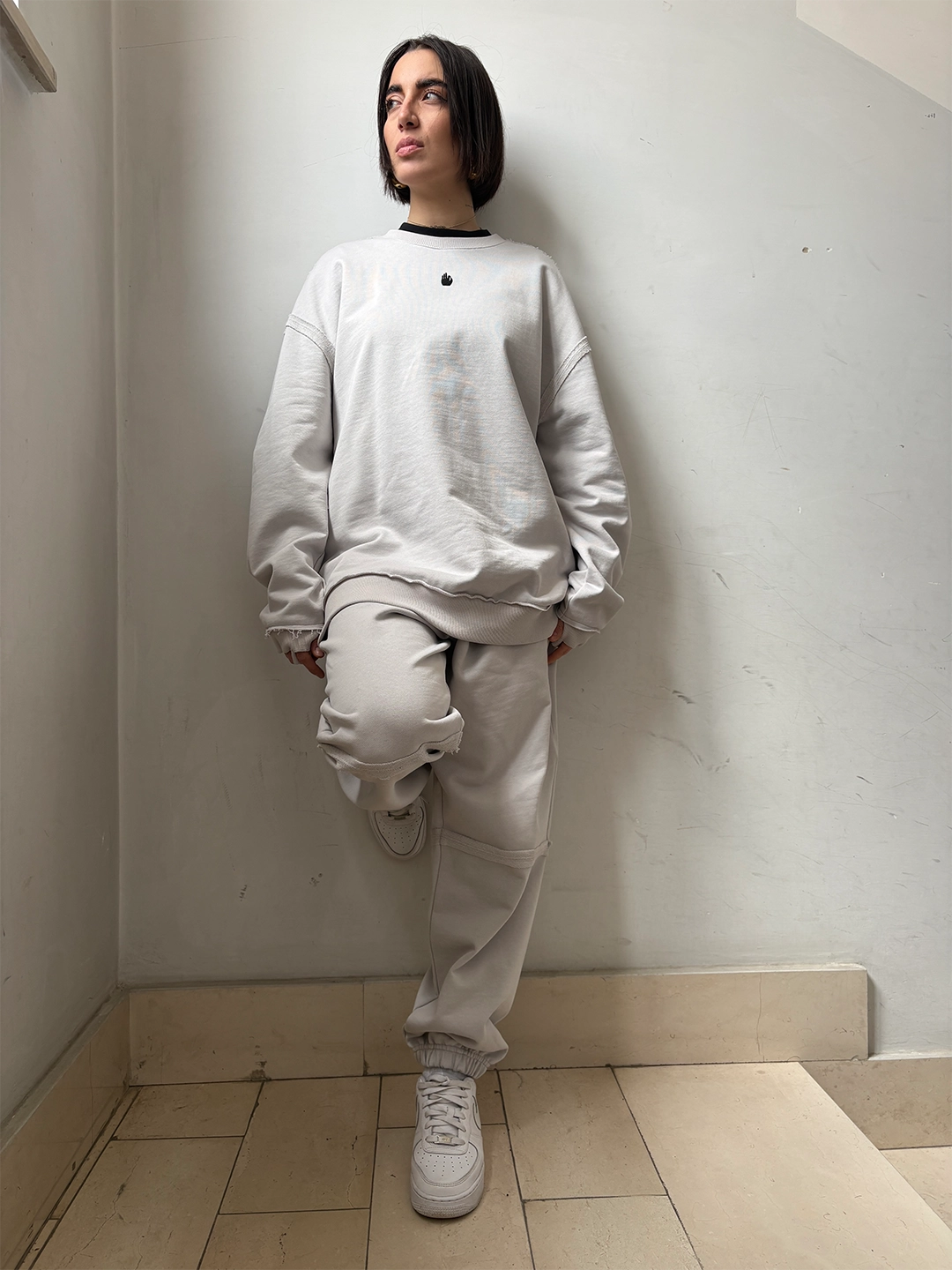 Inquadratura della felpa girocollo unisex Empyrom che mostra la vestibilità e il fit del capo
