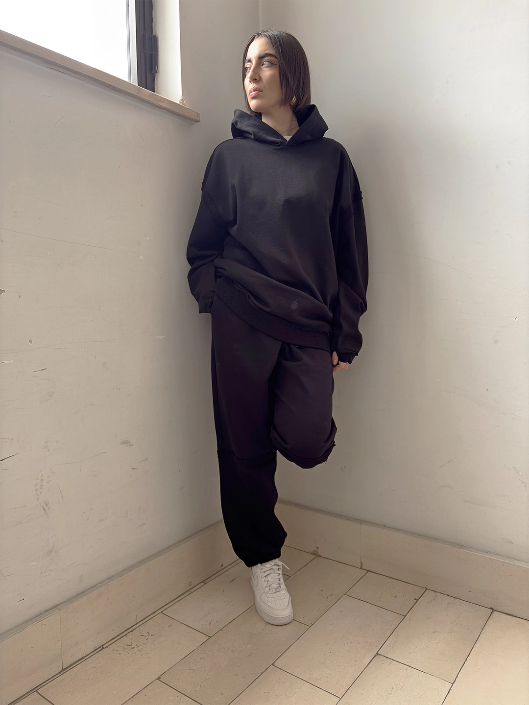 Felpa con cappuccio oversize nera unisex in cotone pesante con cuciture a rovescio Empyrom