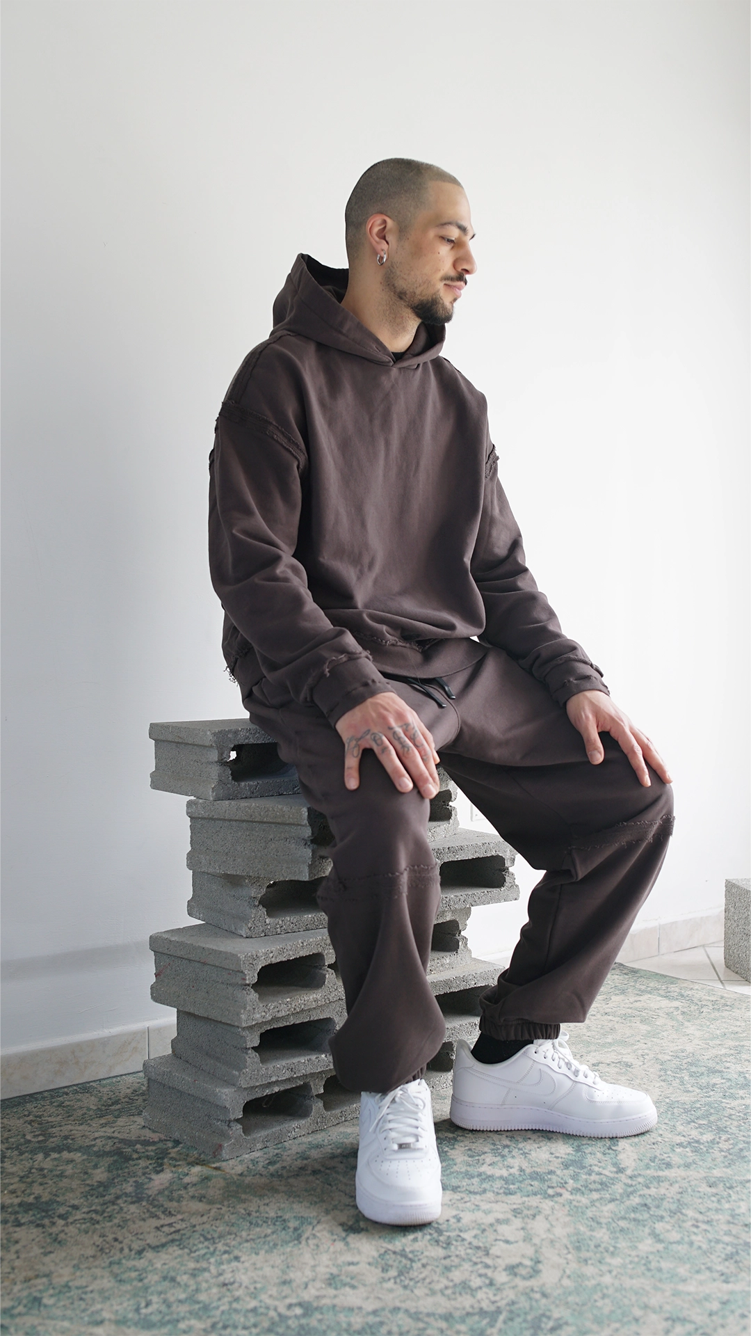 Inquadratura frontale della felpa con cappuccio oversize marrone unisex in cotone pesante Empyrom