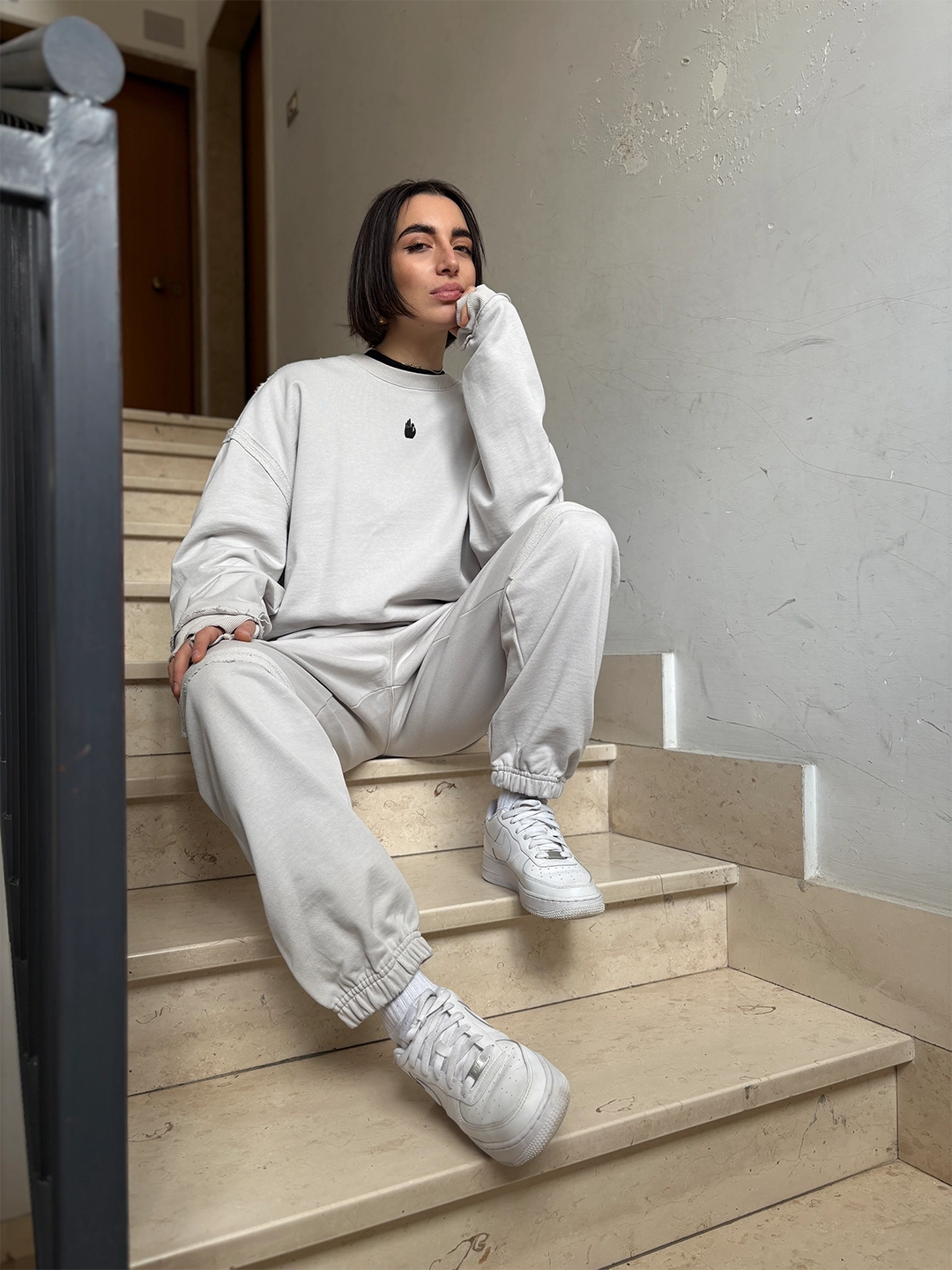 Felpa girocollo unisex dallo stile streetwear minimale e silhouette pulita firmata Empyrom