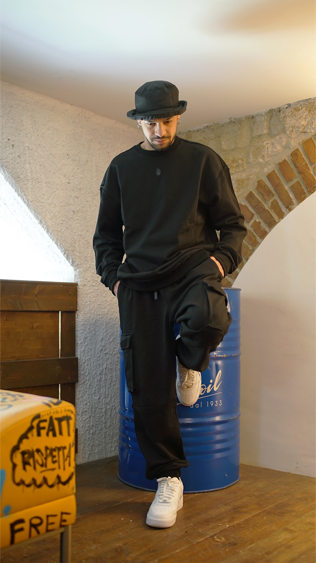 Inquadratura frontale della felpa girocollo oversize nera unisex in cotone pesante Empyrom