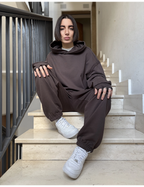 Inquadratura frontale della felpa con cappuccio oversize marrone unisex in cotone pesante Empyrom