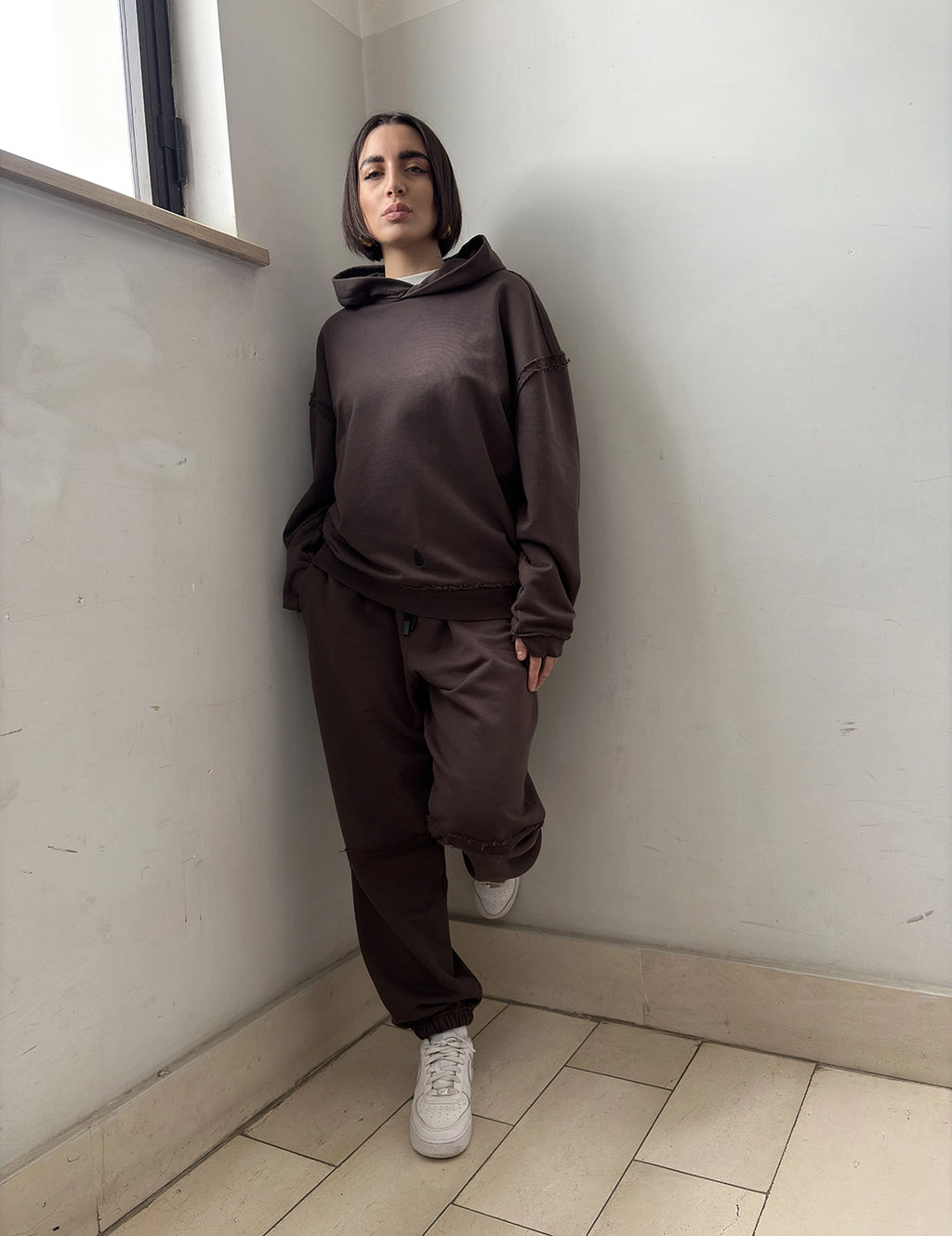 Inquadratura frontale della felpa con cappuccio oversize marrone unisex in cotone pesante Empyrom