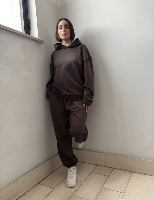Inquadratura frontale della felpa con cappuccio oversize marrone unisex in cotone pesante Empyrom