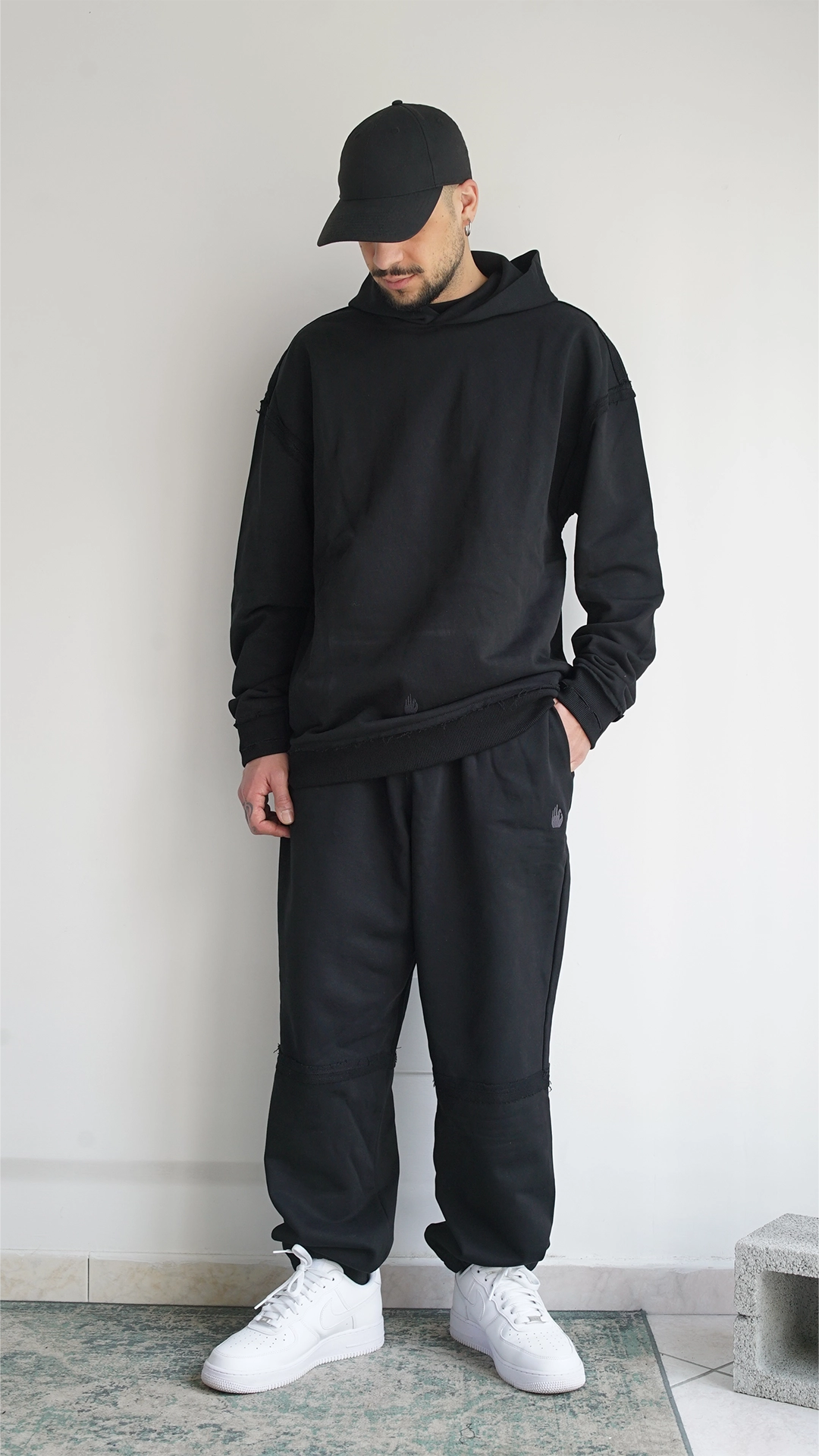 Sweatpants oversize unisex a vita media in cotone con logo ricamato nero sul davanti Empyrom