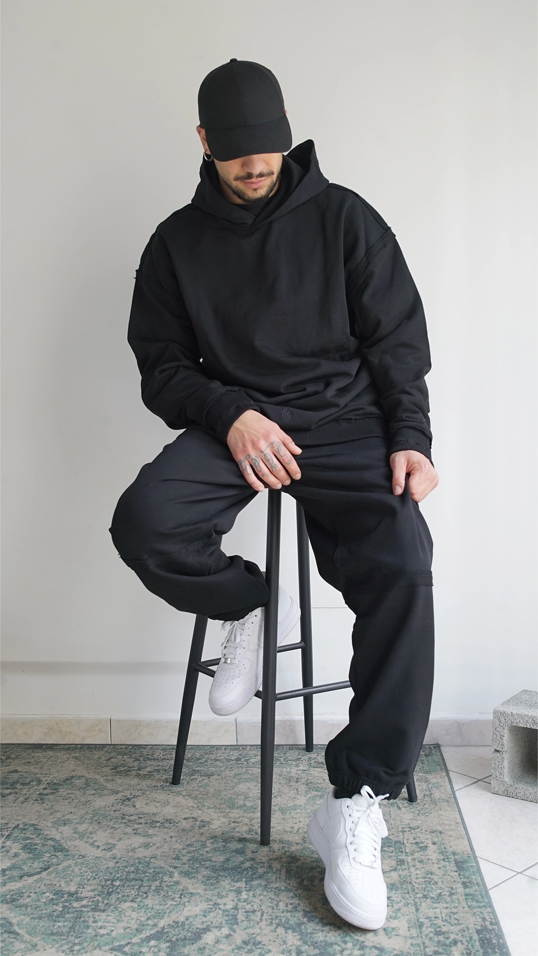 Sweatpants oversize unisex a vita media in cotone con logo ricamato nero sul davanti Empyrom