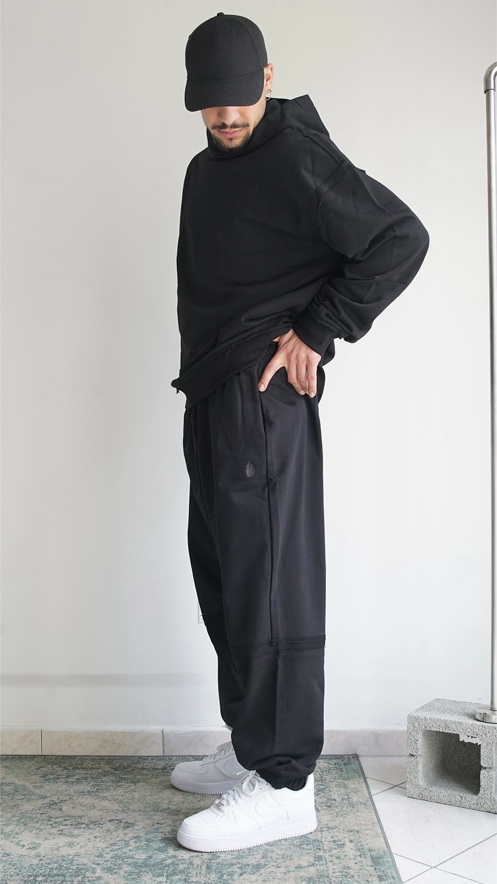 Dettaglio ravvicinato di sweatpants in cotone Made in Italy con tasche a filetto e cuciture a rovescio Empyrom