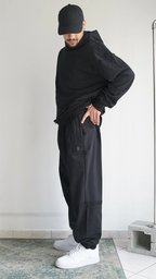Dettaglio ravvicinato di sweatpants in cotone Made in Italy con tasche a filetto e cuciture a rovescio Empyrom