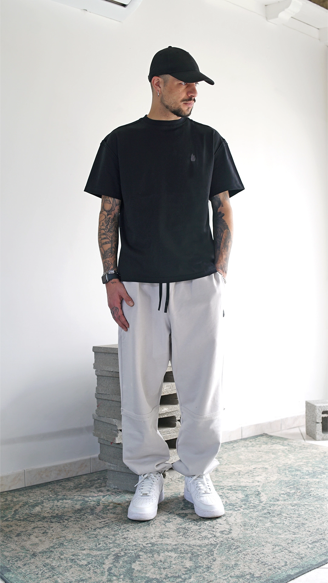 T-shirt boxy fit nera unisex in cotone con cuciture a rovescio esposte Empyrom