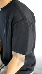 Dettaglio ravvicinato delle cuciture a rovescio esposte su t-shirt nera Made in Italy Empyrom