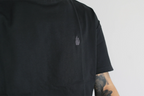 Dettaglio ravvicinato del logo t-shirt nera Made in Italy Empyrom
