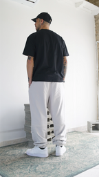 Inquadratura del taglio wide fit ad altezza fianchi della t-shirt nera minimale Empyrom
