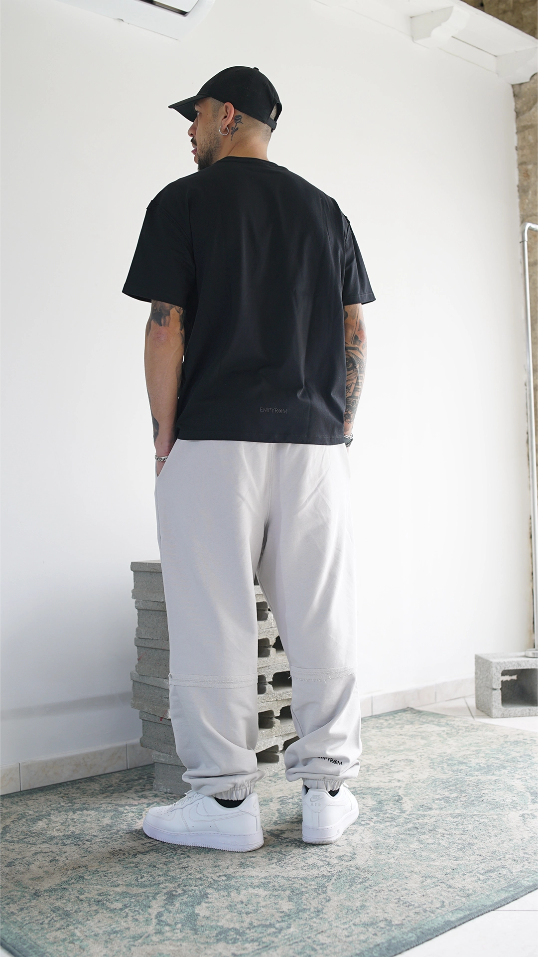 Inquadratura del taglio wide fit ad altezza fianchi della t-shirt nera minimale Empyrom