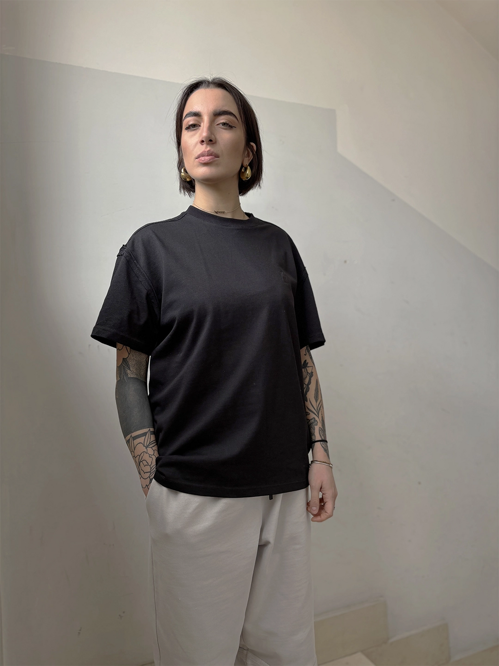 T-shirt boxy fit nera unisex con cuciture a rovescio esposte e design minimal Empyrom