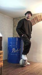 Inquadratura a figura intera dei cargo sweatpants oversize unisex a vita media Empyrom