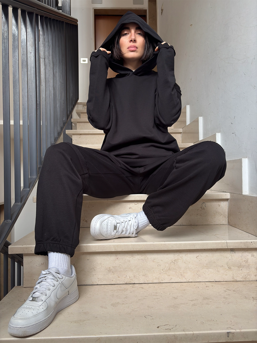 Sweatpants oversize unisex a vita media in cotone con logo ricamato nero sul davanti Empyrom